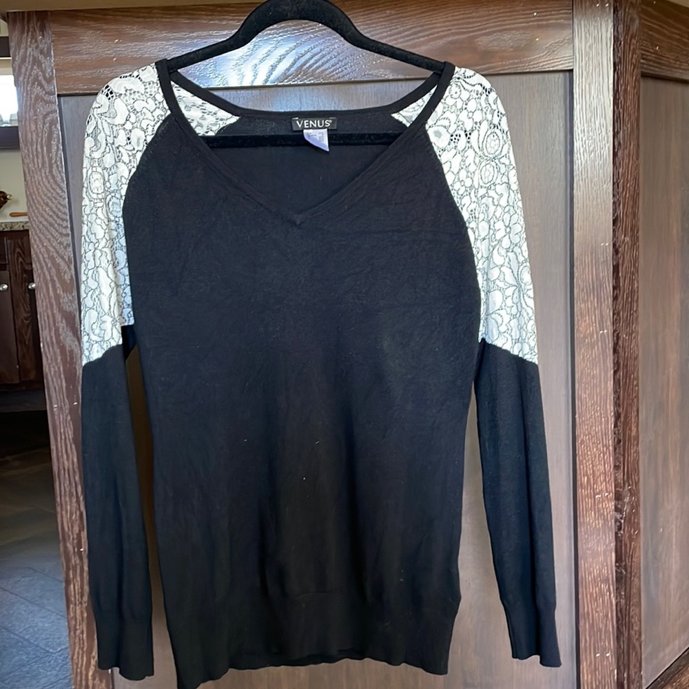 VENUS white lace shoulder, v-neck sweater.